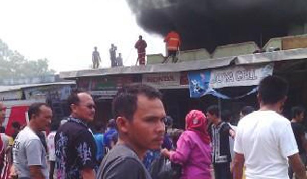  Dua buah ruko di Kelurahan Simpang Sungai Rengas Rt 04 RW 02 kecamatan Maro Sebo Ulu kabupaten Batanghari ludes dilalap api